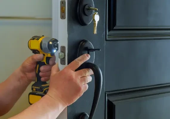 closeup-of-a-professional-locksmith img closeup-of-a-professional-locksmith img